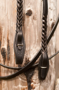 Quick-change rein attachments make switching bits or bitless bridle quick and easy.